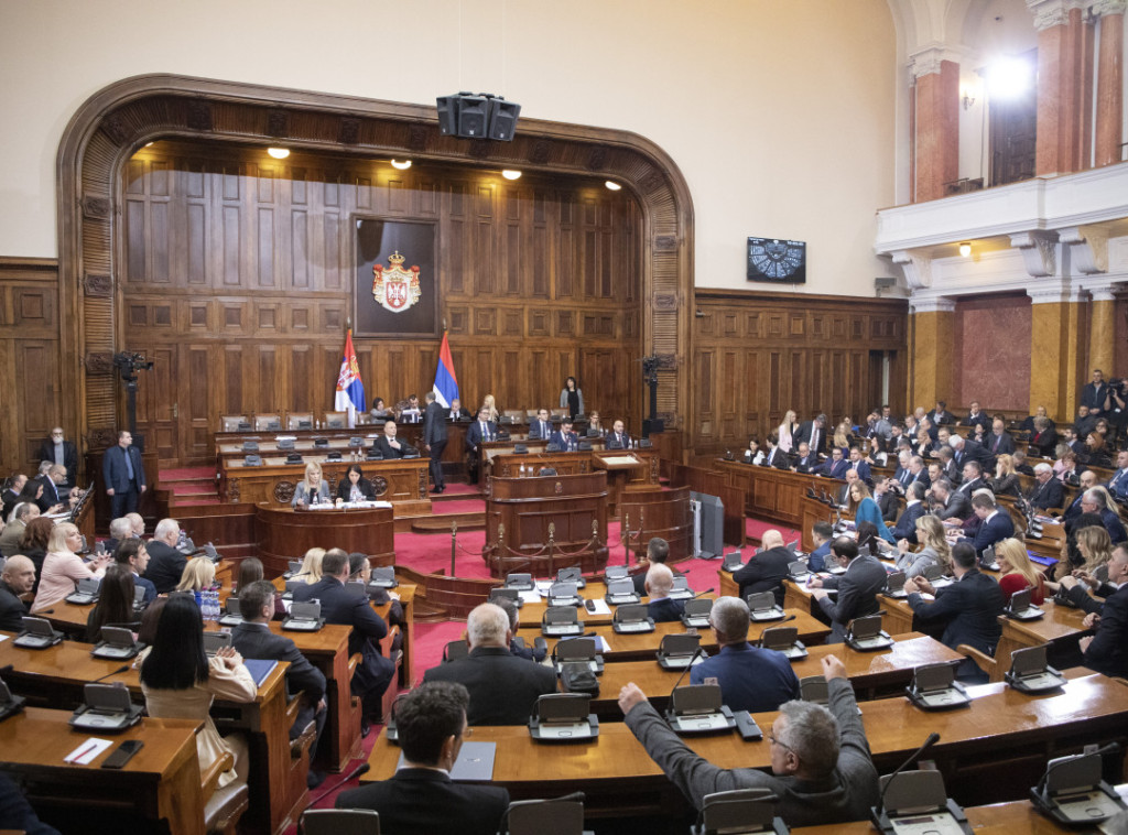 Skupština Srbije bira novu Vladu: Poslanik opozicije izašao pred govornicu sa fotografijom tokom ekspozea mandatara