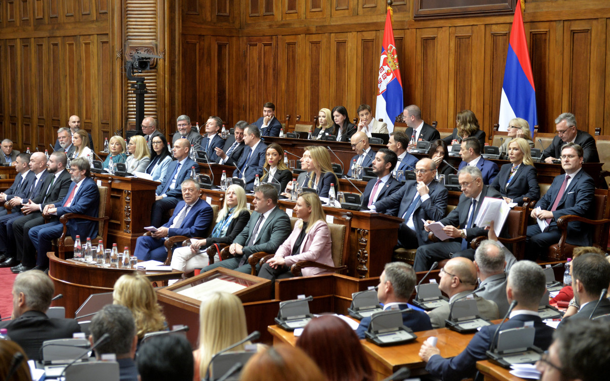 Predstavnici opozicije: Vlada političke trgovine i rasipništva, Vučićev tragikomični cirkus