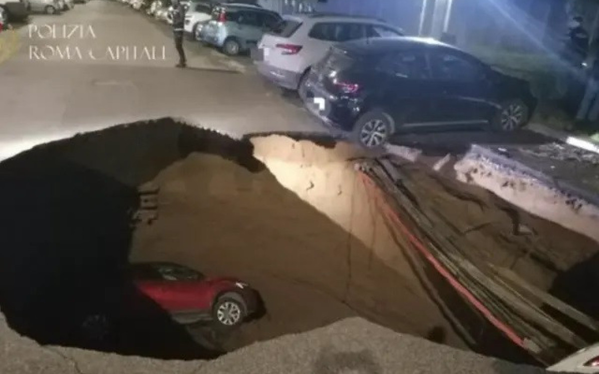 Snimak kratera: U Rimu se odjednom otvorila rupa na ulici i progutala automobile