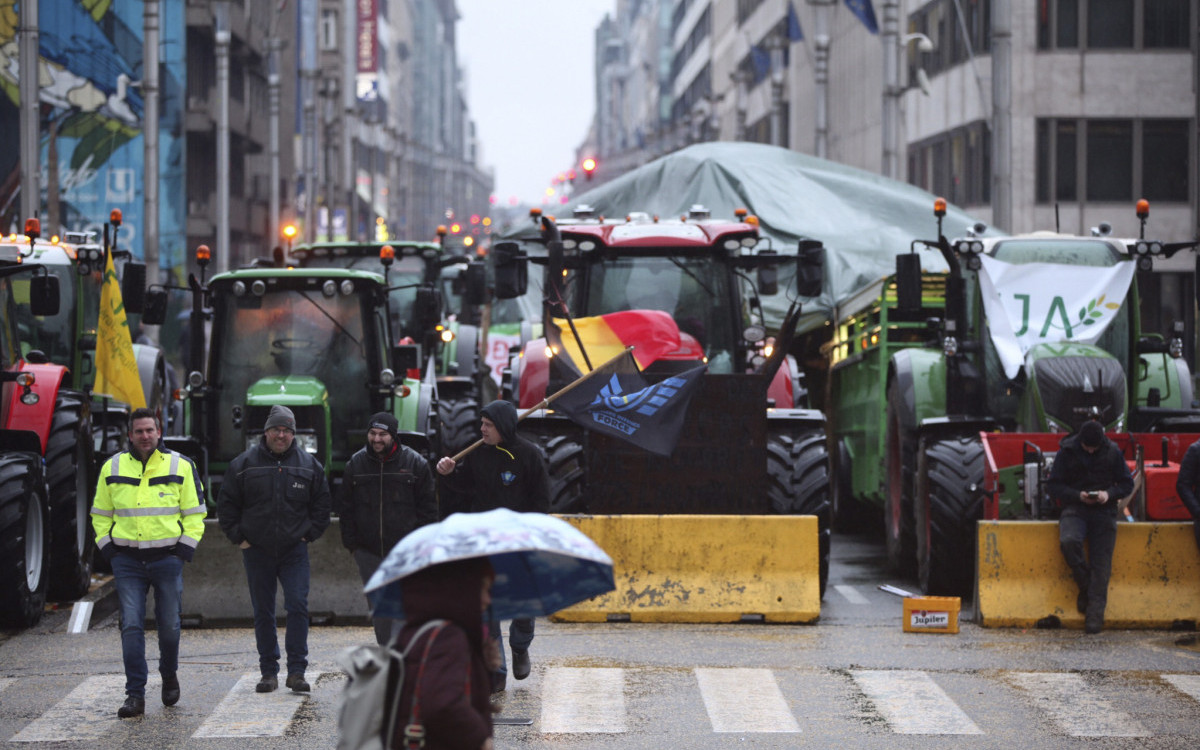 Novi protest poljoprivrednika u Briselu, zatvoreni putevi i tuneli